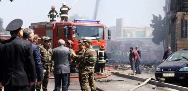 Bakıda yanan evdən körpə uşağı xilas edən polis danışdı