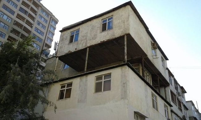 Bakıda qadın və kişi balkondan düşdü