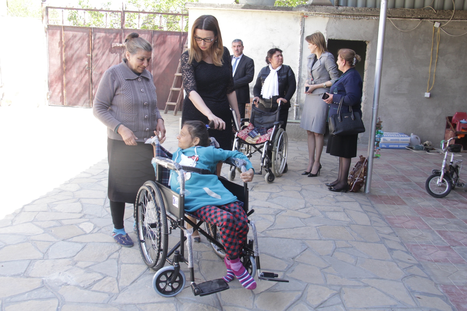 Qənirə Paşayeva Tovuzda fiziki və sağlamlıq imkanları məhdud sakinləri ziyarət edib