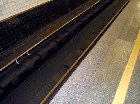 Sərnişin özünü relslərin üstünə atdı - Bakı metrosunda