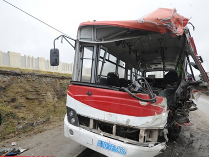 Azərbaycanda avtobus "Kamaz"la toqquşdu: 5 nəfər yaralandı