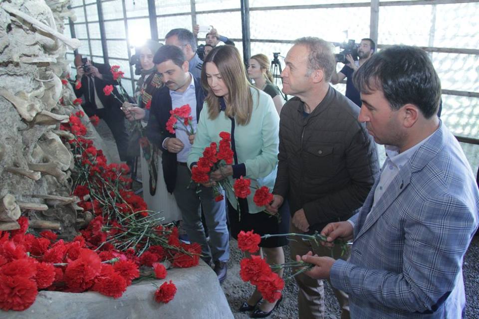 Çanaqqala şəhidliyinin müqəddəs torpağı Quba soyqırımı məzarlığında