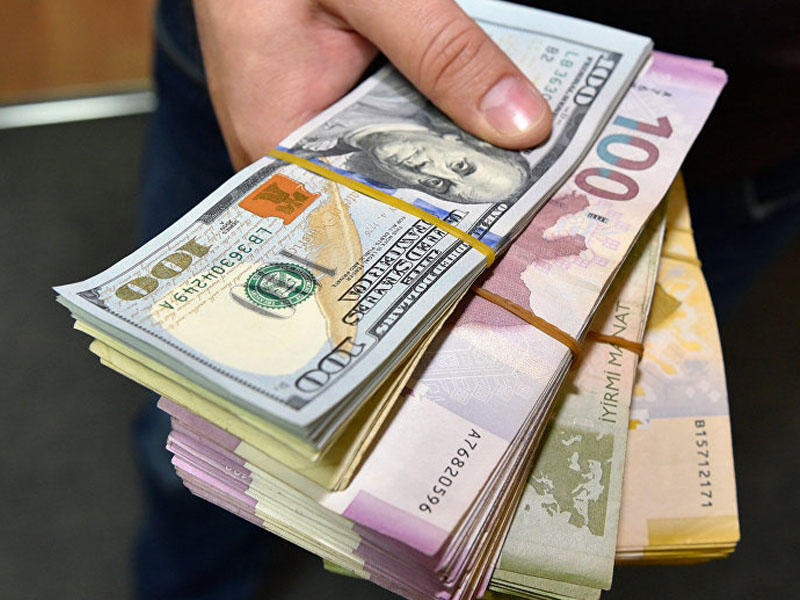 Məmurun evindən 50 min manat və 20 min dollar oğurlandı