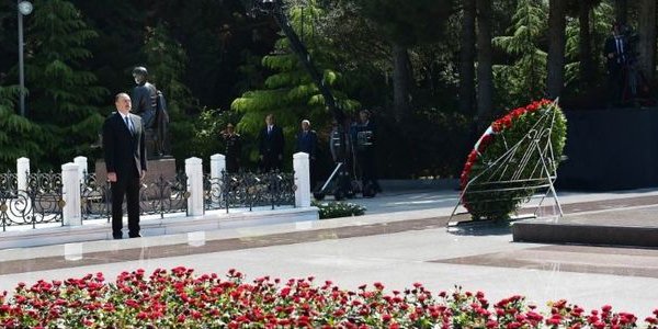 Azərbaycan Prezidenti Heydər Əliyevin məzarını ziyarət edib