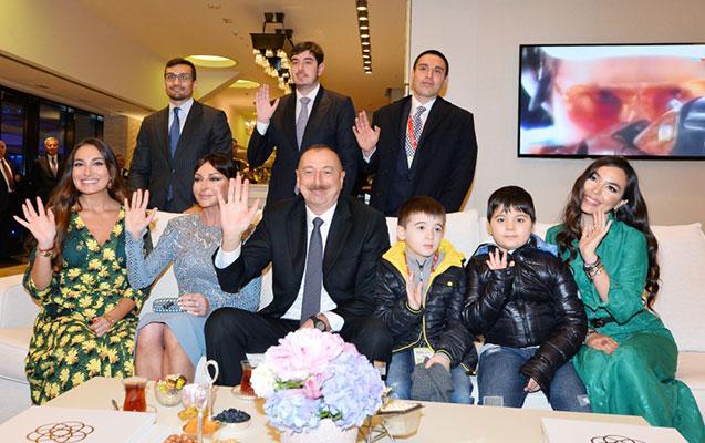 İlham Əliyev ailəsi ilə açılış mərasimində - fotolar