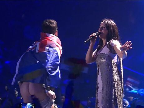 “Eurovision”-da biabırçılıq: tamaşaçı səhnədə soyundu