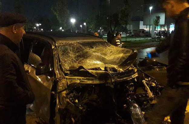 Bakıda sürət yarışına çıxan restoran sahibi "BMW X5"i dirəyə çırpdı: yaralılar var