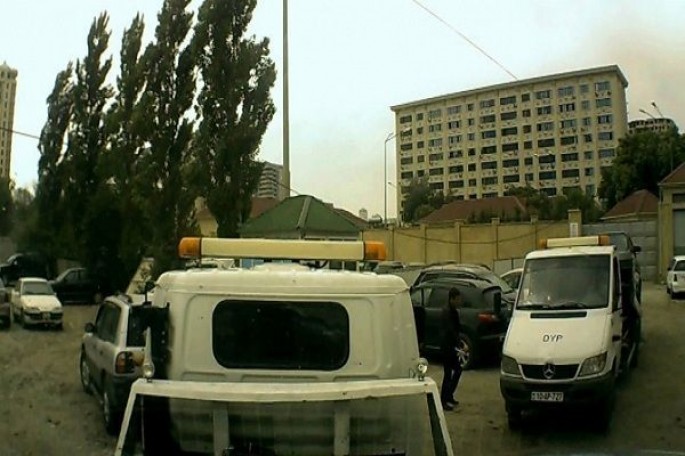 Bakıda unikal hadisə: avtomobil evakuatorun üzərində radara düşdü – FOTO
