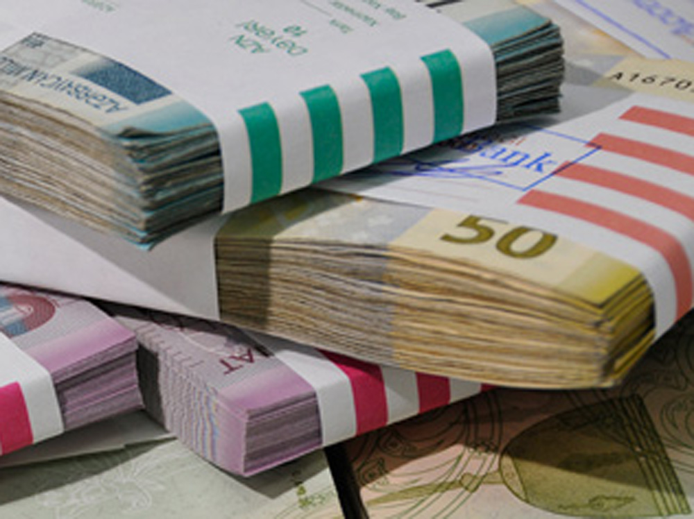 Azərbaycanda evdən 50 min manat və 20 min dollar oğurladılar