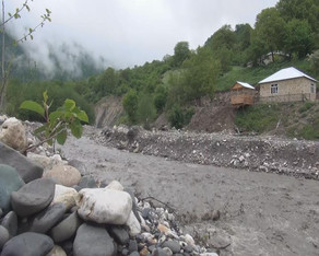 Qubada sel körpünü dağıdıb, müəllim və şagirdlər məktəbə gedə bilmir - FOTO