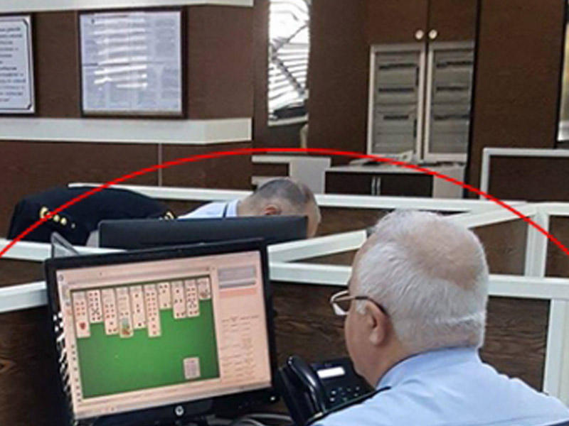 Gömrük əməkdaşı vətəndaşları gözlədib özü oyun oynayır - FOTO
