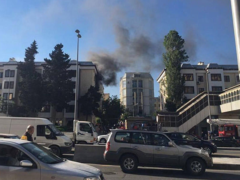 Bakıda yaşayış binası yanır - Sakinlər evakuasiya olundu 
