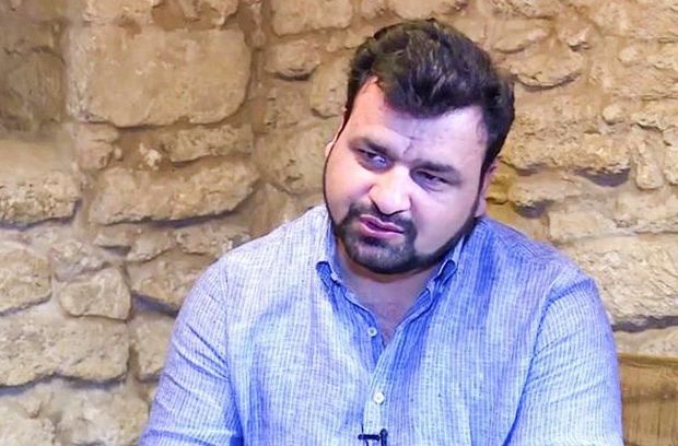 Məhkəmədə qalmaqal: Xalq artisti jurnalistə hücum etdi