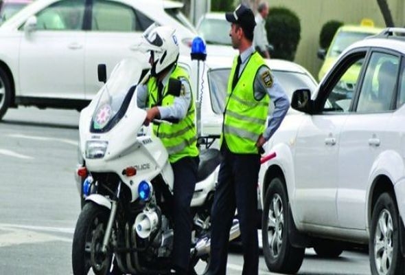 Bakıda polis motosikleti maşınla toqquşdu - Yaralı var