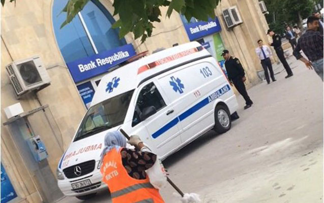 Evi əlindən alınan şəxs bankın qarşısında özünü yandırdı - FOTOLAR