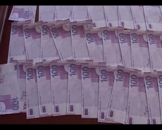 Azərbaycanda gənc 240 ədəd saxta 100 manatlıq kəsib - Əsl puldan seçilmir - FOTO