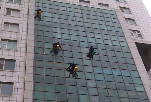 Bakıda hotelin şüşəsini təmizləyən iki işçi 7-ci mərtəbədən yıxılıb