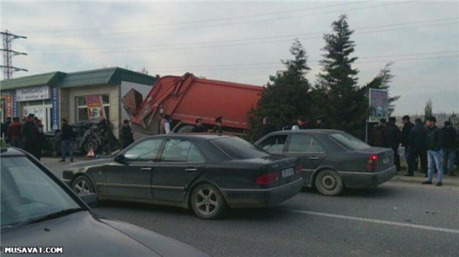 Bakıda zibilyığan maşın dəhşətli qəza törətdi: ölən var