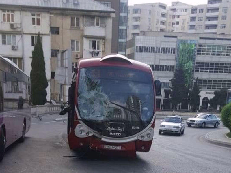 Bakıda "BakuBus" avtobusu qəza törətdi: yaralı var