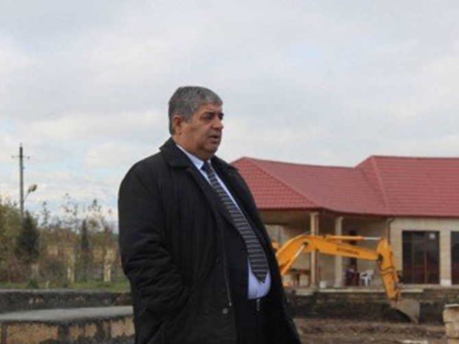 İş adamının qızı nazirliyin şöbə müdirini məhkəməyə verdi