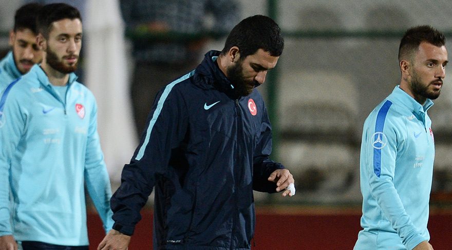 Arda Turan təyyarədə jurnalistə hücum elədi: "Sənin arvadını, qızlarını..."