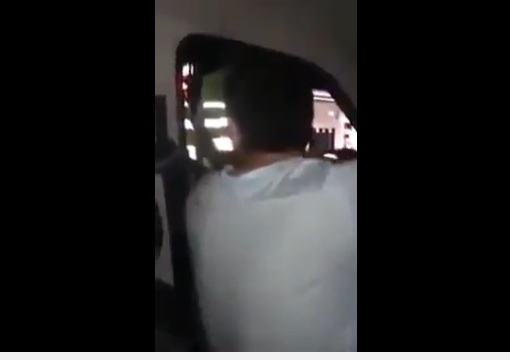 Bakıda sürücü onu saxlayan yol polisini haqsız çıxardı - VİDEO 
