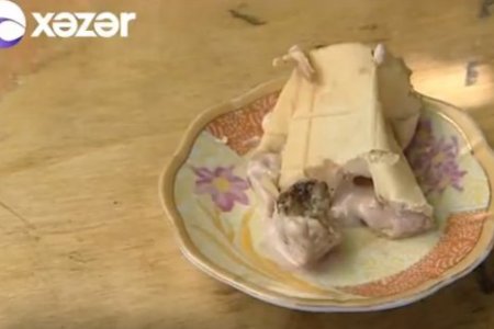 Bakıda dondurmanın içindən toyuq sümüyü çıxdı - Video