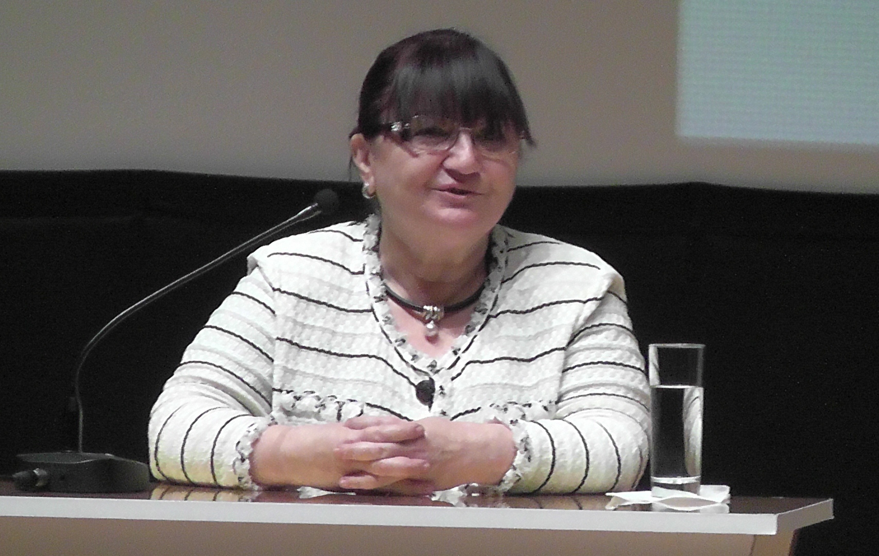 Fatma Abdullazadənin işdən çıxarılması fəxri adı olmayan müğənniləri sevindirdi: "Geylərə, əxlaqsızlara xalq artisti adı verdirirdi o"