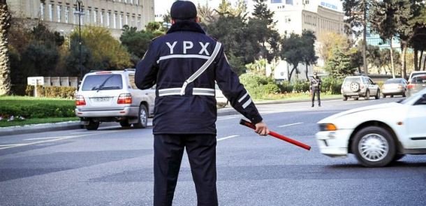 Bakıda yol polisi tanınmış şəxsin qızından rüşvət aldı: "Get,100 manat gətir" - FOTO