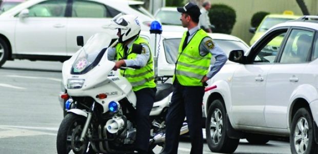 Sürücü qızdan rüşvət alan polis kapitanı qızın evinə gəlib, pulu geri qaytardı