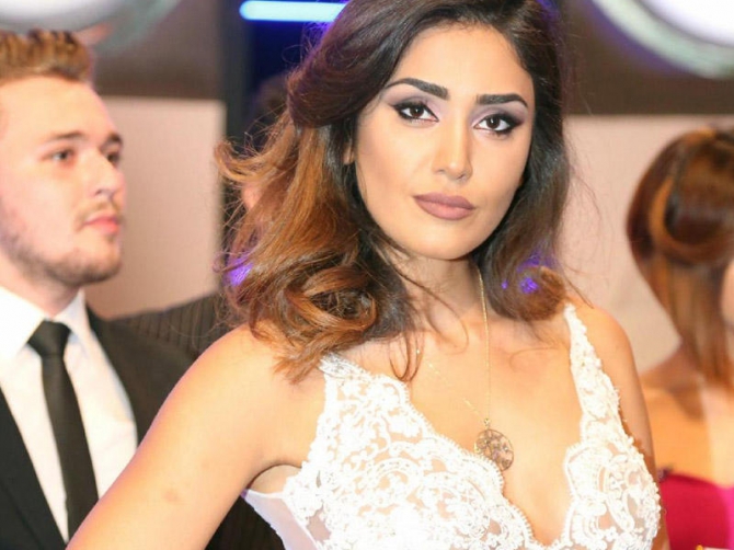 Pərvinin dekolteli transparan paltarı - FOTO