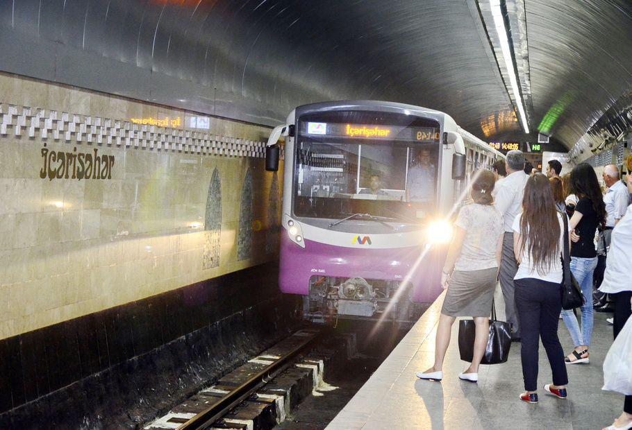 Bakı metrosunda dəhşət: Qatarın altında qalıb öldü