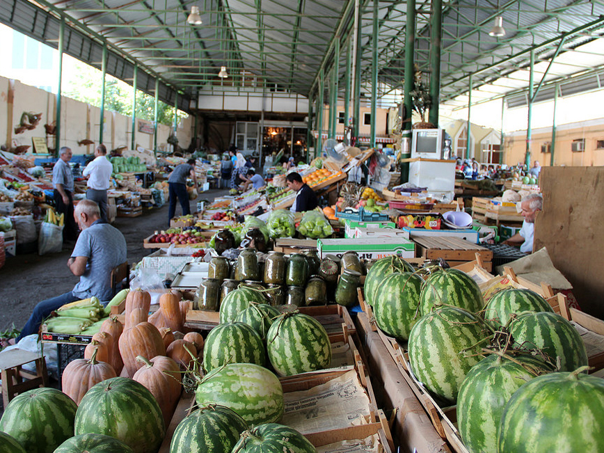 Bakıda bazarda satıcılar arasında QANLI DAVA