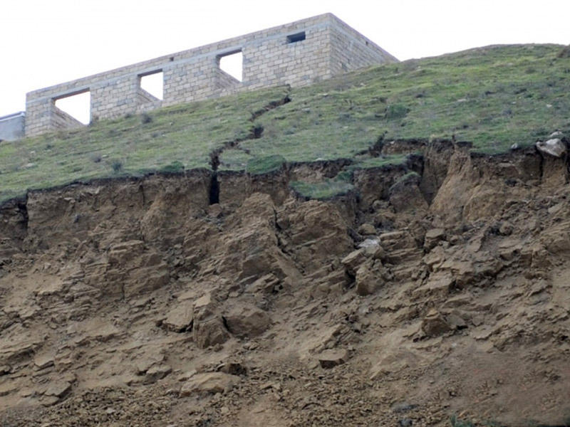 Bakı və Abşeronda təhlükəli vəziyyət: Çökmə və uçqun baş verdi