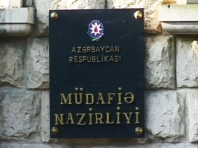 Müdafiə Nazirliyindən vətəndaşlara xəbərdarlıq - Telefonla danışarkən...