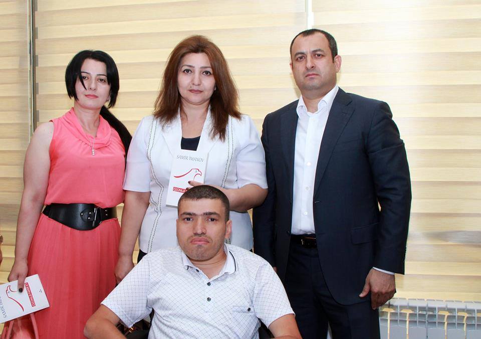 Millət vəkili Adil Əliyev əlilliyi olan yazar üçün təqdimat təşkil etdi - FOTOLAR