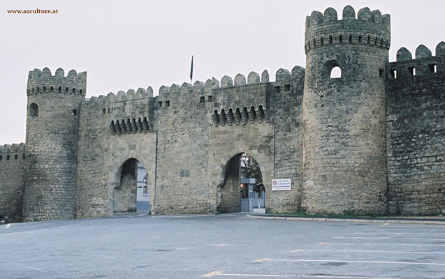 Bakıda 16 yaşlı qız özünü qala divarından yerə atıb
