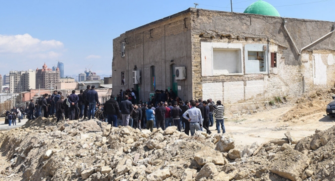 Bakıda Hacı Cavad məscidini sökən məmurlardan biri öldü -  İş otağında 