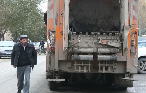 Bakıda zibil maşınına partlayıcı atdılar - Yaralananlar var