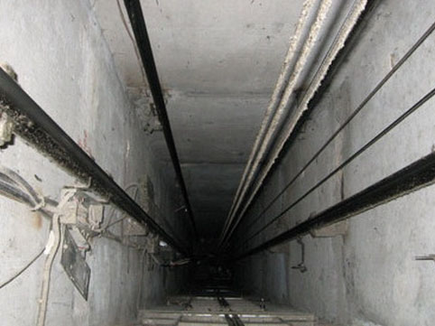 Bakıda içində adamlar olan lift şaxtaya düşdü
