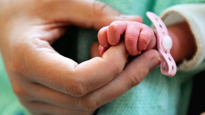 Doğuşdan sonra ölən ananın yaxınları xəstəxanaya hücum etdilər
