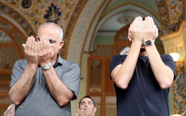 Əli qılınclı, kəfənli şəxs Təzə Pirə girdi..
