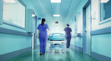 Klinikaya xəstə kimi gəldi - Tibb işçisini qarət etdi