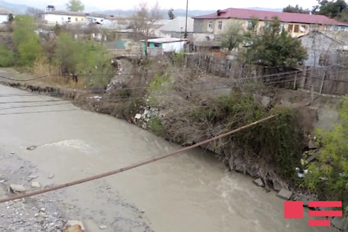 Azərbaycanda dəhşətli hadisə: Boğazına daş bağlayıb özünü suya atdı