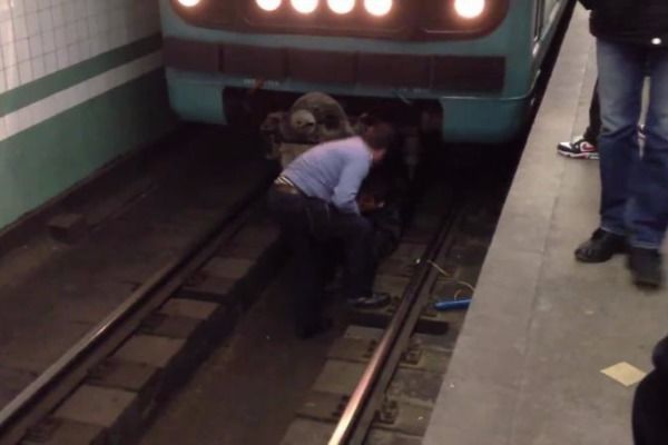 Bakı metrosunda intihar həyəcanı: Gənc özünü relslərin üzərinə atdı