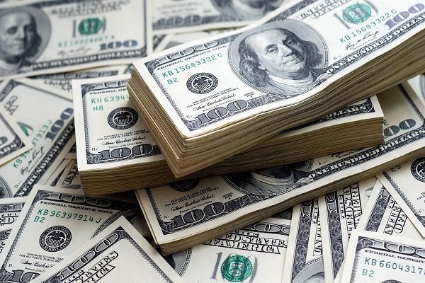 Dollar ucuzlaşdı: Hərracın nəticəsi