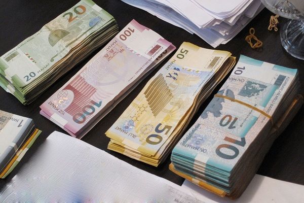 Bakıda avtomobildən 8 min manat oğurlanıb