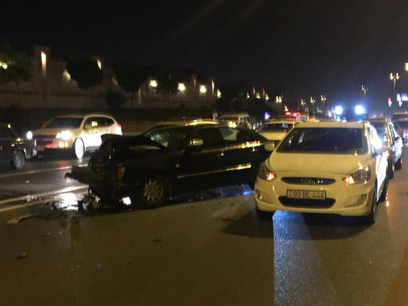 Paytaxtda film kimi qəza - 005 nömrəli "BMW" yolu kəsdi, 6 maşın toqquşdu