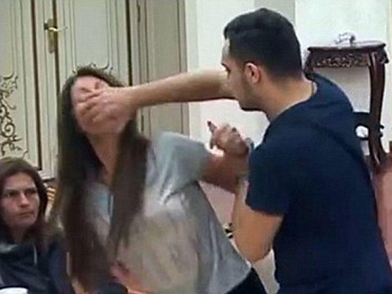Azərbaycanda 25 yaşlı oğul 46 yaşlı anasını döydü