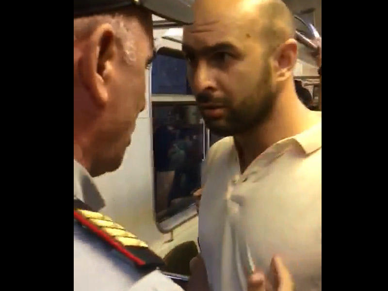 Bakı metrosunda insident: 3 gənc qatarı 4 dəqiqə saxladı - VİDEO